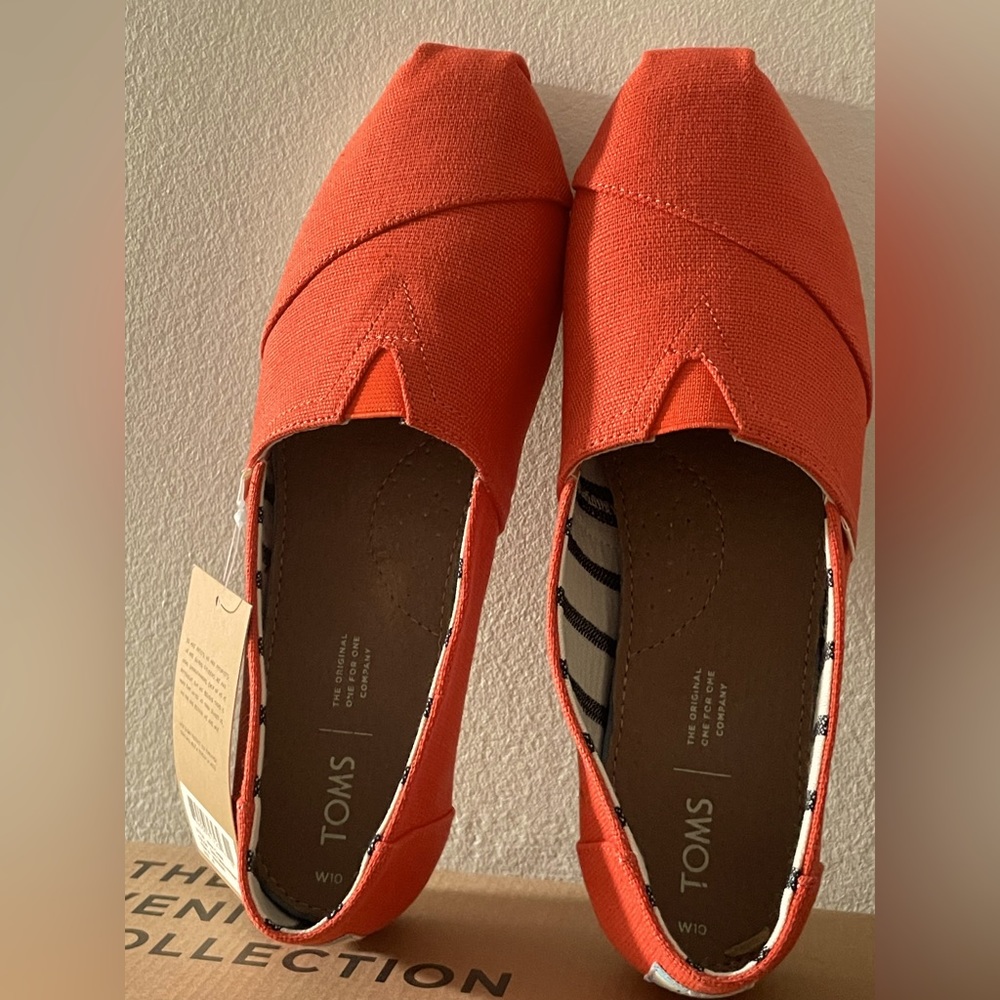 NWT Toms Shoes